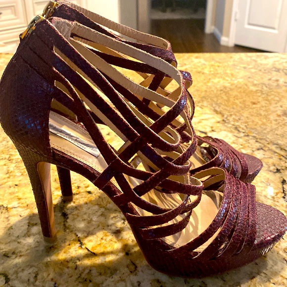 Burgundy lizard print heels - Picture 2 of 3